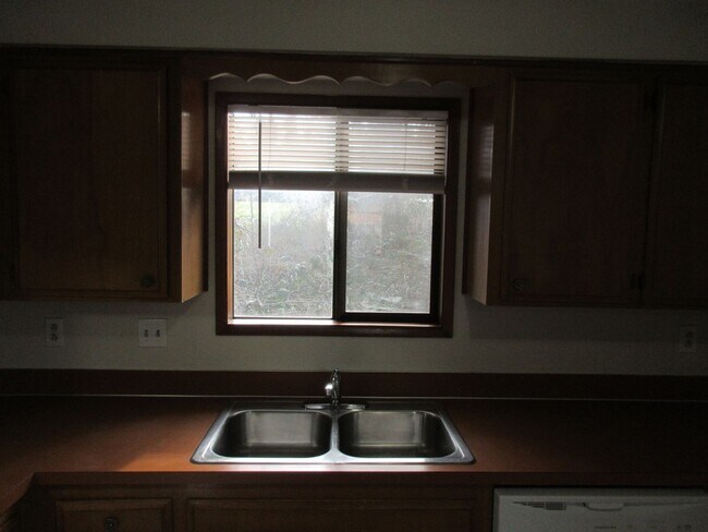 Building Photo - Large 2 bedroom w/ Garage