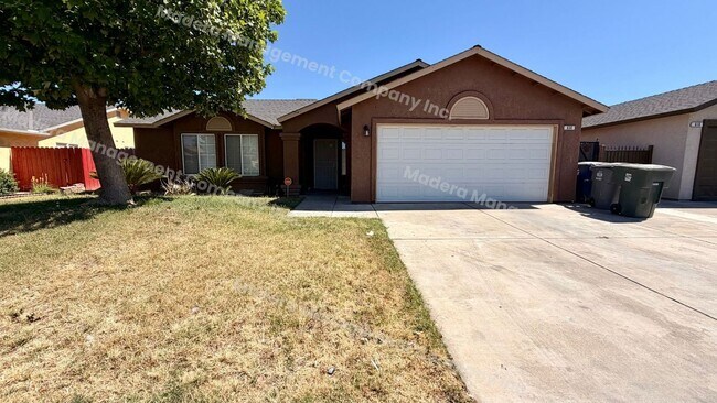 Building Photo - 4 Bed/ 2 Bath Available Now!