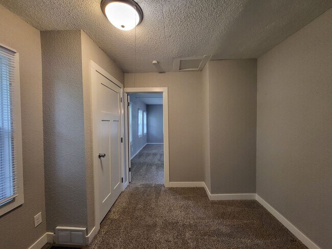Building Photo - 1 Bedroom home with garage!