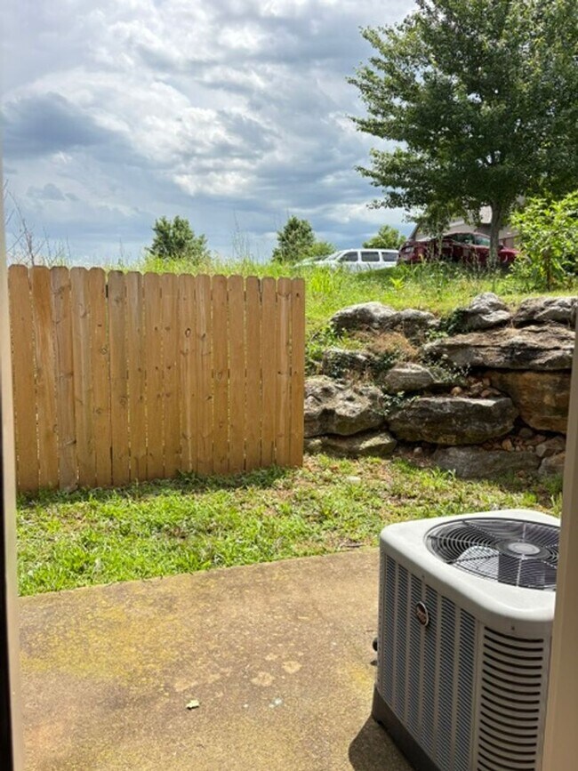Building Photo - Ozark~ 4 bedroom walkout basement duplex for rent!