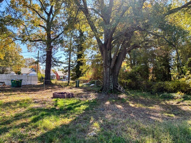 Building Photo - Newly Remodeled 3 Bedroom Home - Northside...