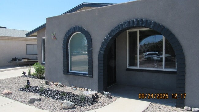 Building Photo - 3 bedroom 2 bathroom with Solar!!!!