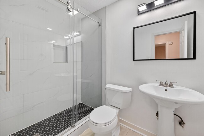 Building Photo - 814 Heathgate Dr