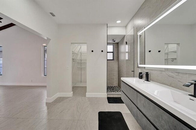 Building Photo - 3501 N Park Rd