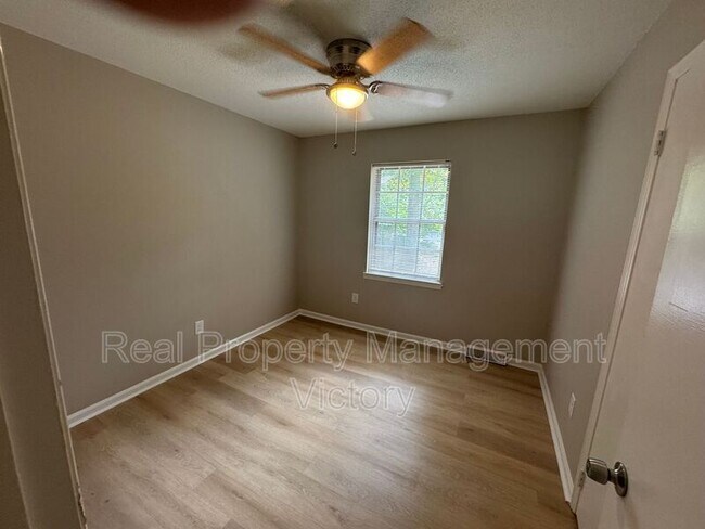 Building Photo - 408 Woodland Ct NE