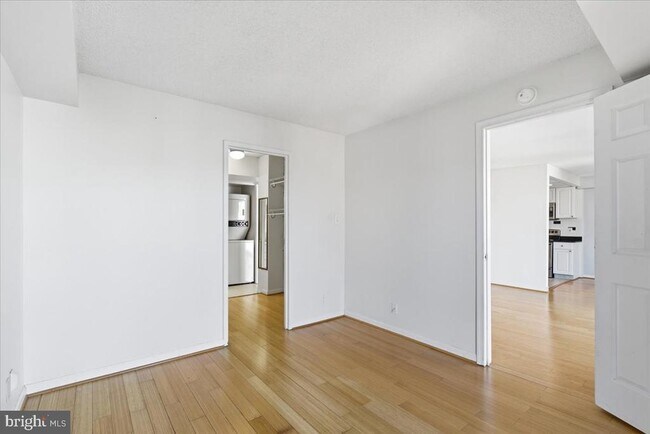 Building Photo - 1401 N Rhodes St