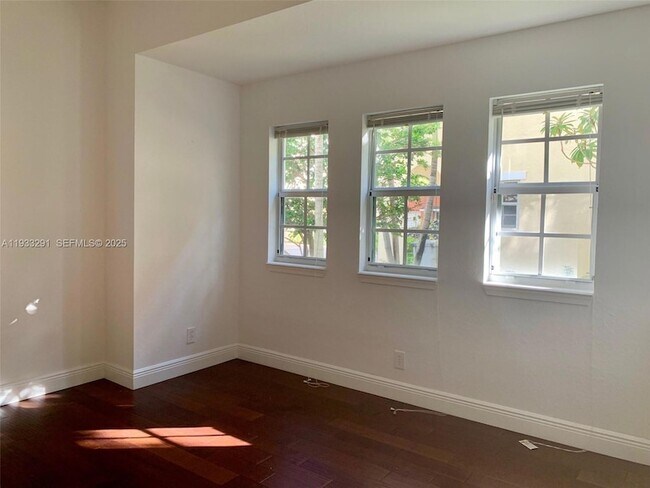 Building Photo - 218 SW 6th Pl