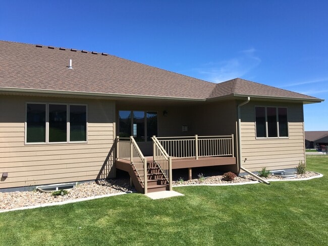 Building Photo - 2 BEDROOM | 2 BATH | DOUBLE GARAGE | SPACIOUS TOWNHOME