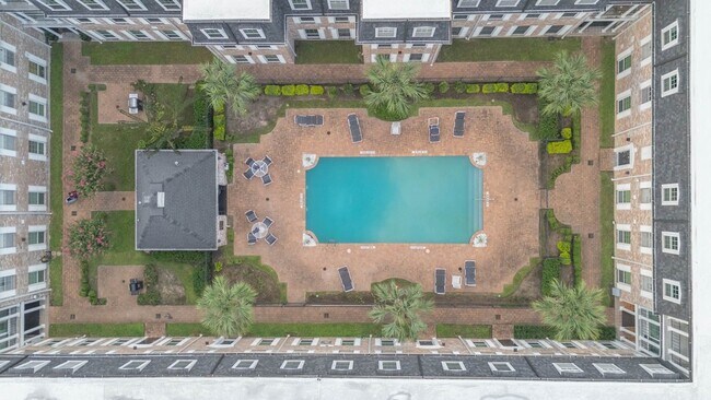 Building Photo - 355 N Post Oak Ln