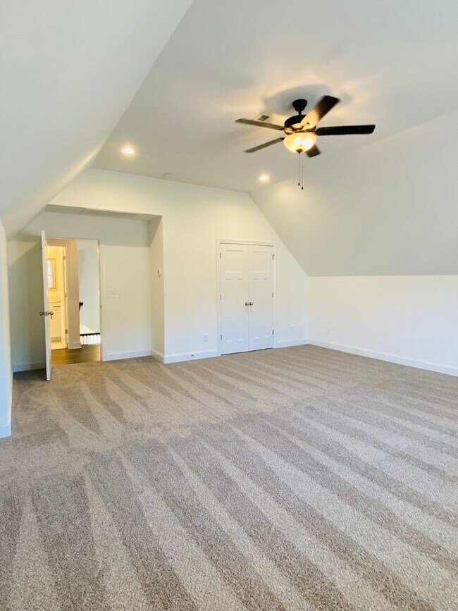 Building Photo - Luxury Home