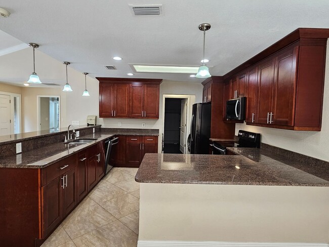 Building Photo - 3 bedroom 2 bath furnished & remodeled hom...