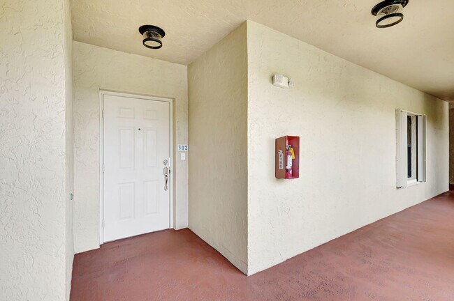 Building Photo - 800 Uno Lago Dr