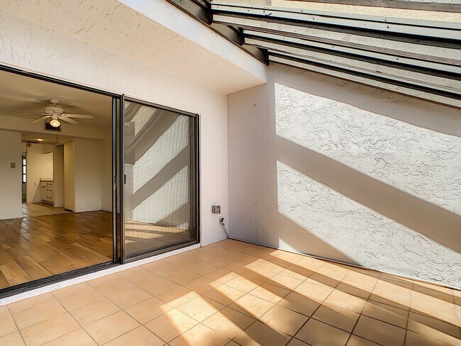 Building Photo - RARE 3 BEDROOM/ 2 BATH IN THE HIGHLY DESIR...