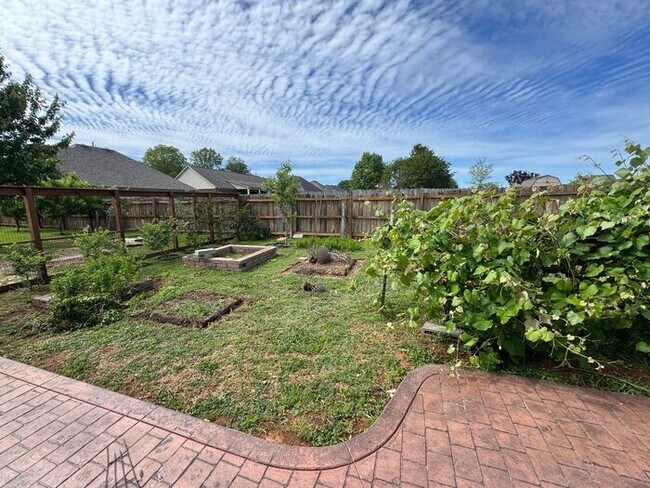 Building Photo - Fenced yard, great location