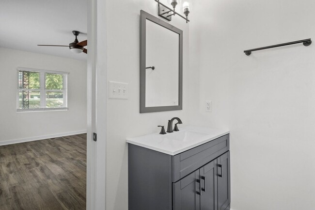 Building Photo - Spacious 3 bed, 2 bath renovated home next...