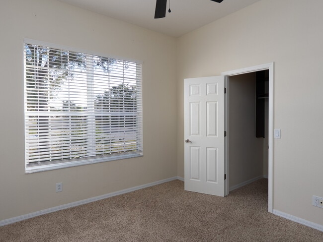 Building Photo - "Spacious 3-Bedroom Oasis with 2 Baths and 2,287 Sq Ft in Bradenton!"