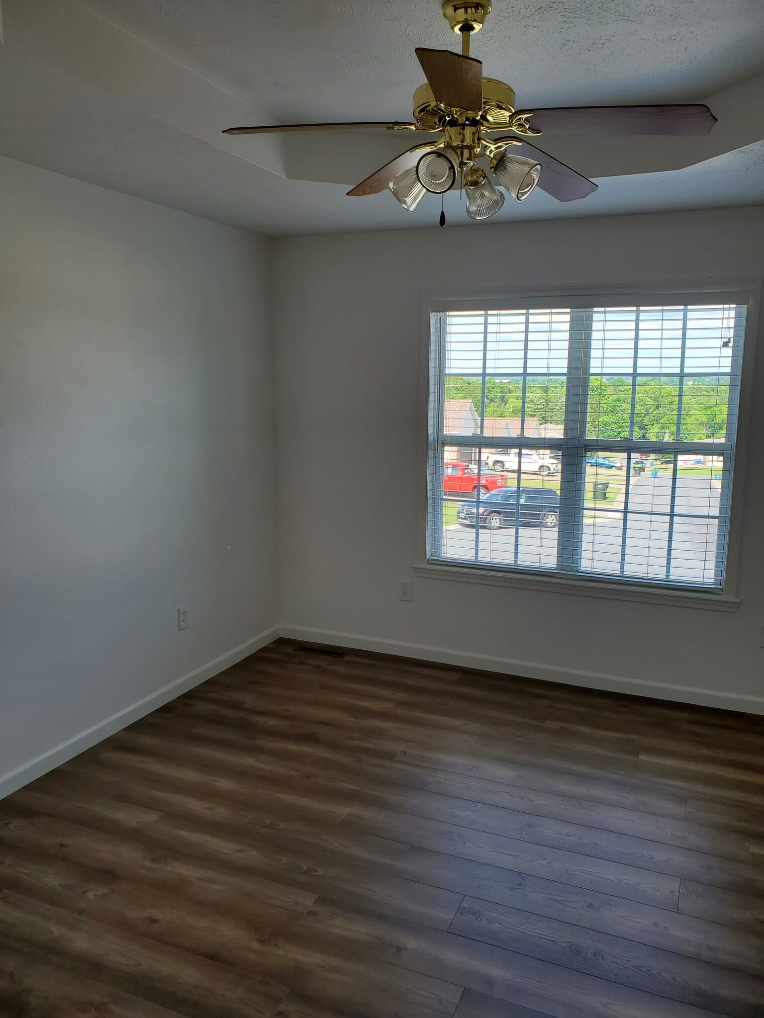 Main Bedroom - 190 Forest Ln