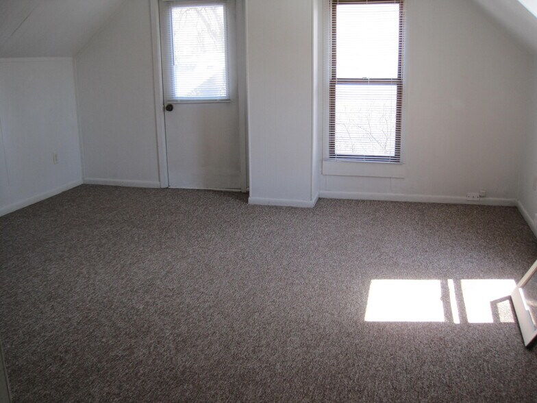 Building Photo - 1138 E Madison St