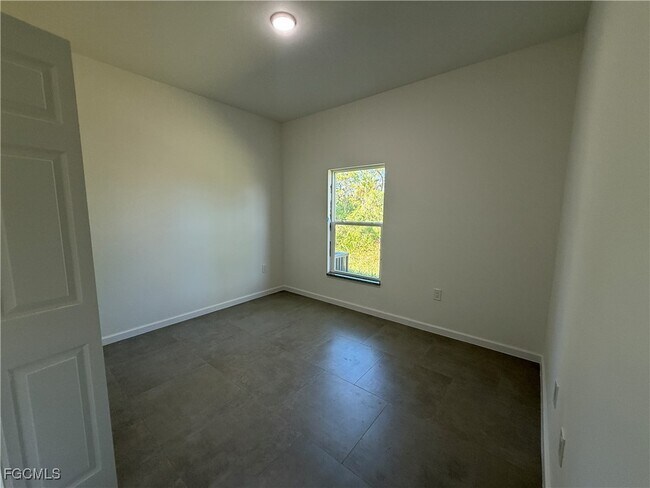 Building Photo - 443 Lampion Ave S