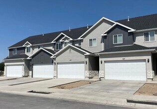 Building Photo - Bright & Beautiful Townhome in American Fork!