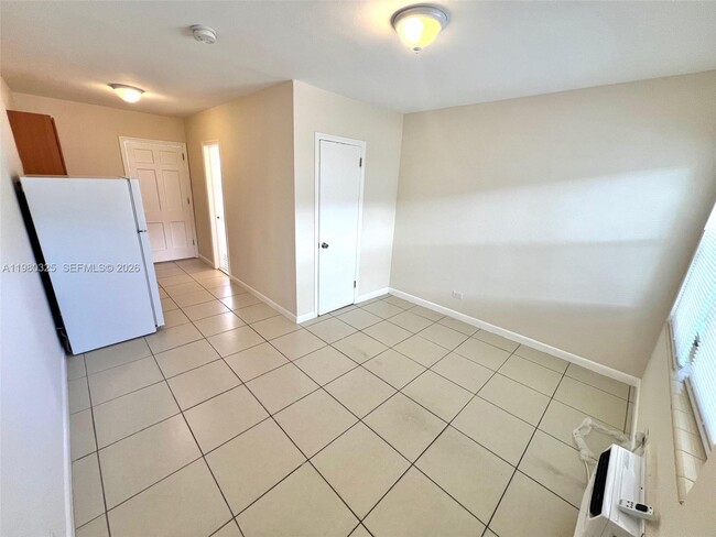 Building Photo - 710 NE 85th St