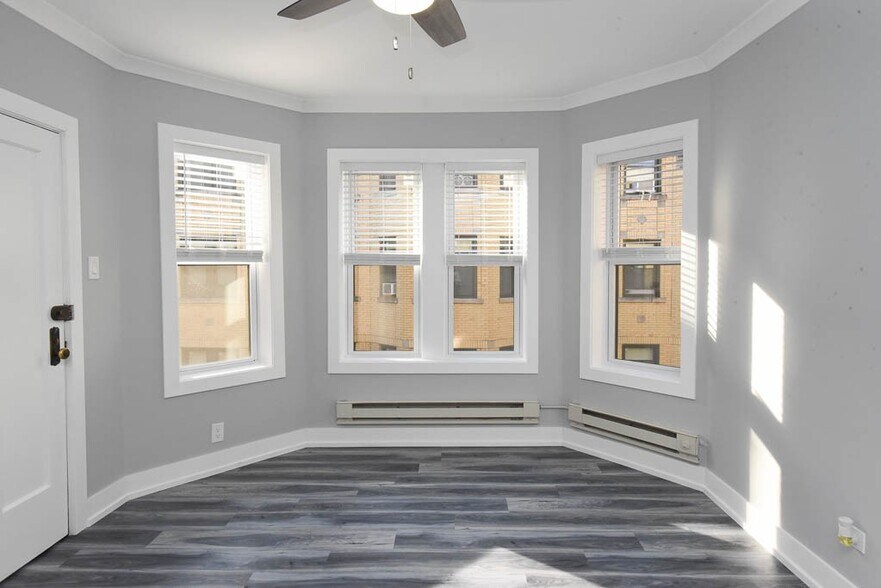 Building Photo - 3821 N Greenview Ave