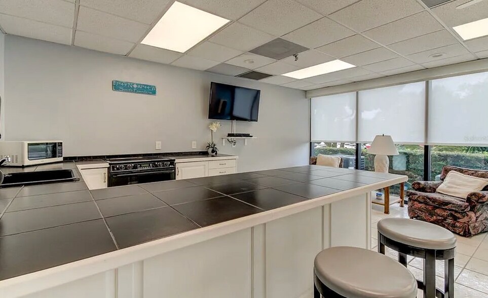 Community kitchen - 7050 Sunset Dr S