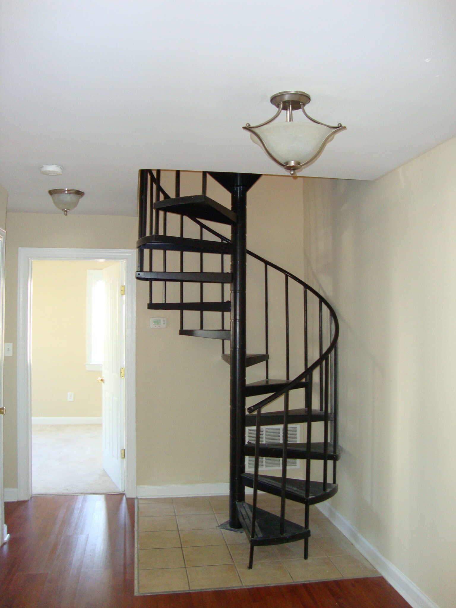 Building Photo - 750 Barnaby St SE