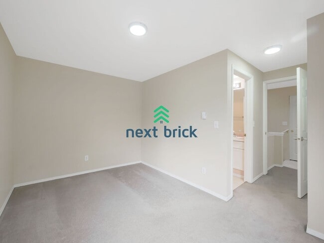 Building Photo - 2 Bed and 2.5 Bath Stunning Townhome is Available for Rent!