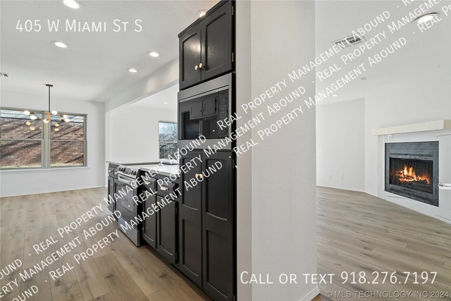 Building Photo - 405 W Miami St