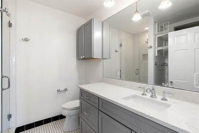 Building Photo - 906 E 43rd St
