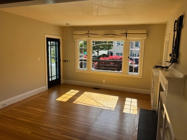 Building Photo - Fabulous Private Home Near Mills!
