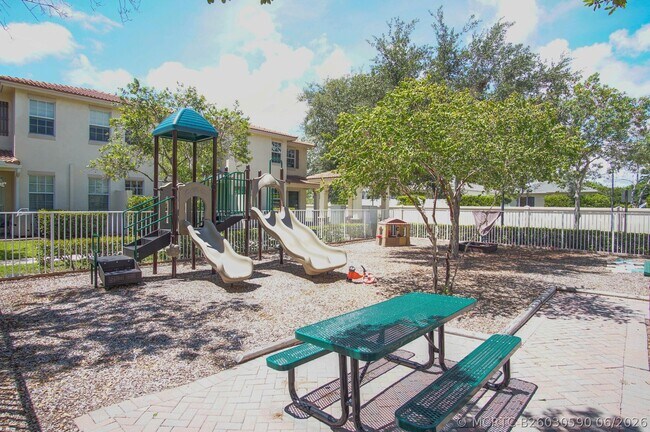Building Photo - 1020 E Longport Cir