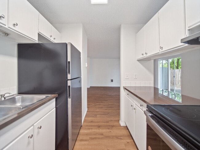Building Photo - ONE BEDROOM IN DESIRABLE MILLWOOD NEIGHBOR...