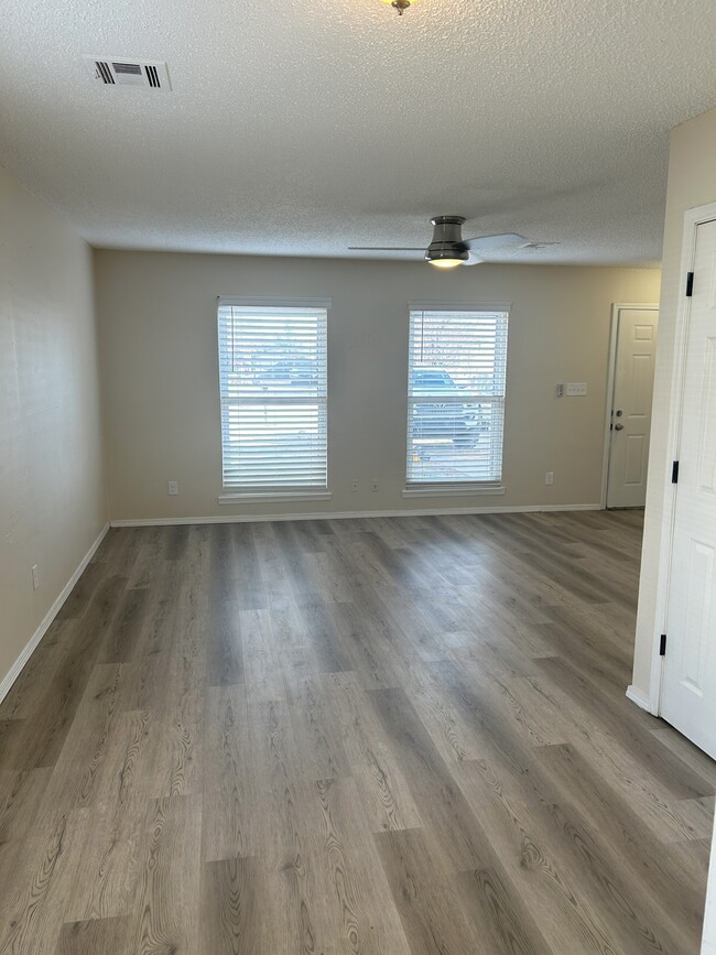 Living Room (3) - 104 N Wildhorse St