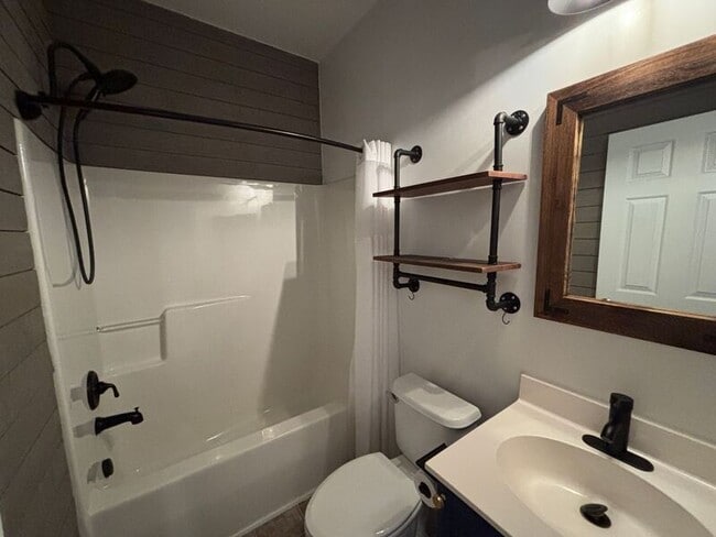 Building Photo - 112 Salinas Ct