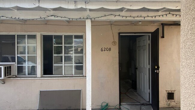 Primary Photo - 620 E Saxon Ave