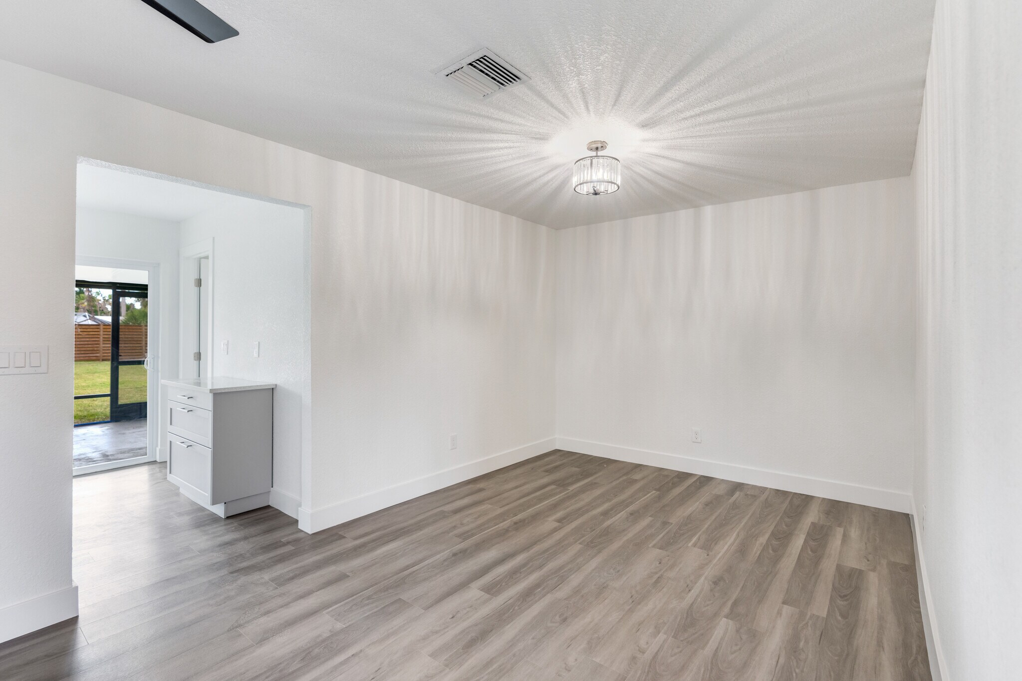 Dining area - 16320 John Morris Rd