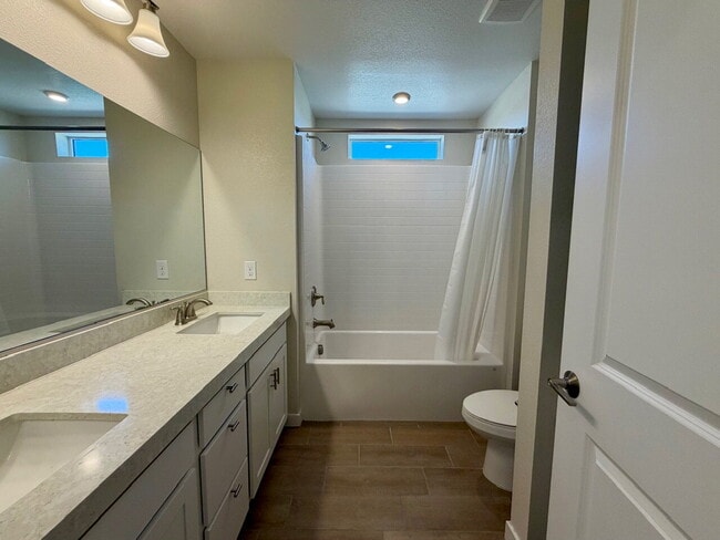 Building Photo - GORGEOUS 4 BED 3 BATH 2 CAR GARAGE SINGLE FAMILY HOME W/ LOFT, VAULTED ENTRYWAY, BACKYARD, AND BE...
