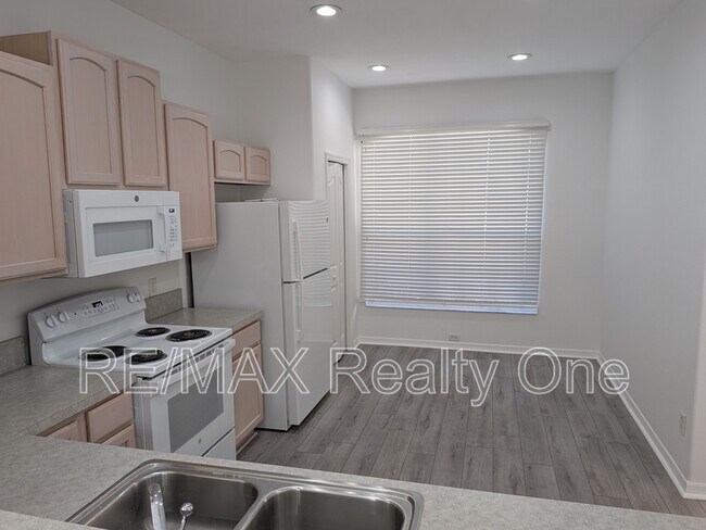 Building Photo - 589 W Doerr Path