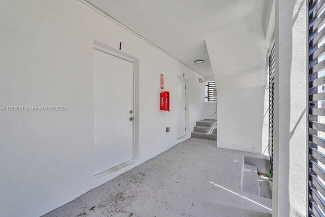 Building Photo - 1814 NW 2nd Ct