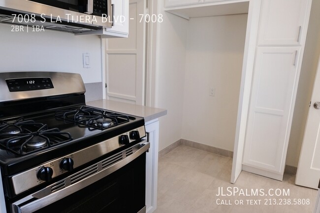 Building Photo - Beautifully remodeled 2 bed w/Full stainle...