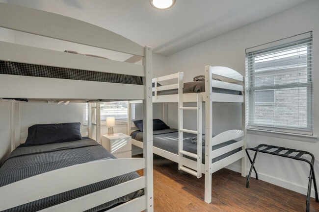 Building Photo - 7809 Claremont Dr