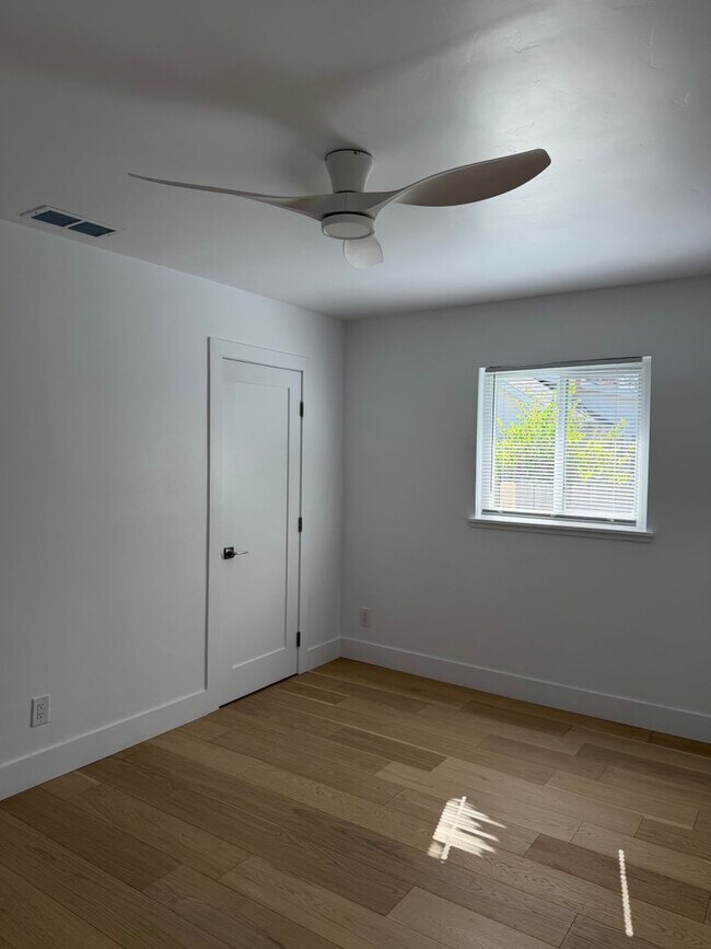 Building Photo - Fully Remodeled 3 Bedroom/ 2 Bathroom Duplex w/ Modern Finishes & Private Yard!