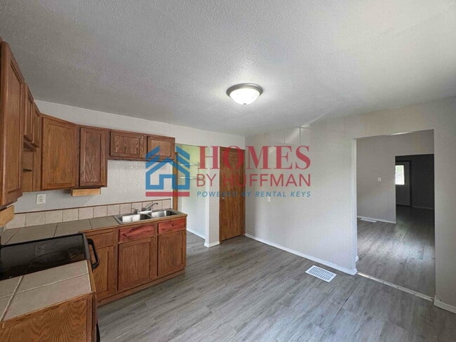 Building Photo - Two Bedroom House | Move in Ready