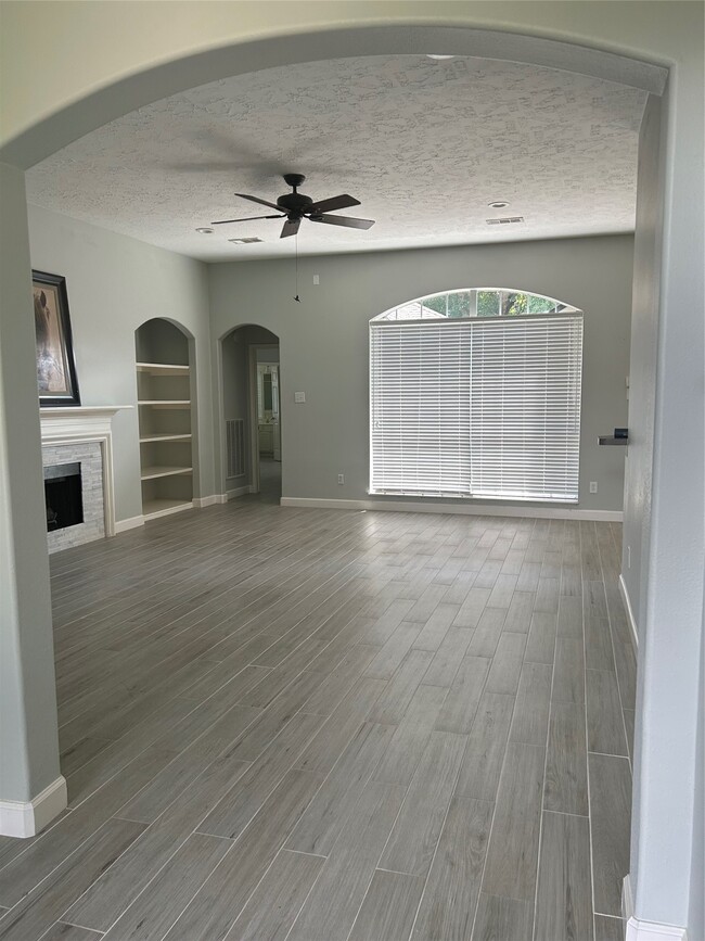 Building Photo - 18419 Autumn Park Dr