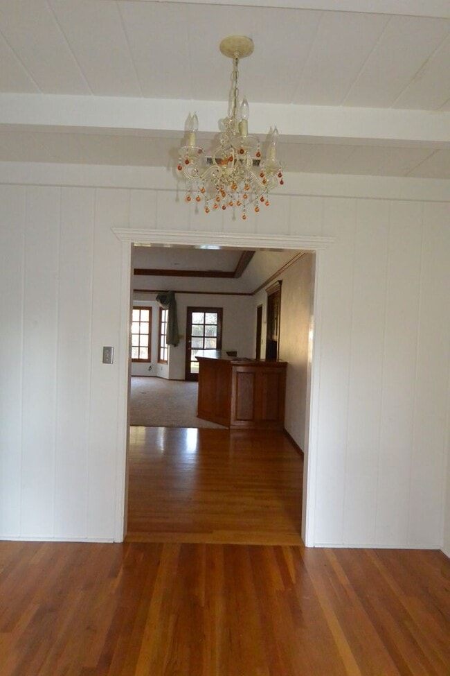 Building Photo - Cute Home in Beverly Glen Area