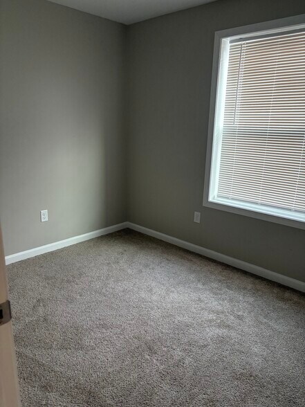 Building Photo - 598 Main St