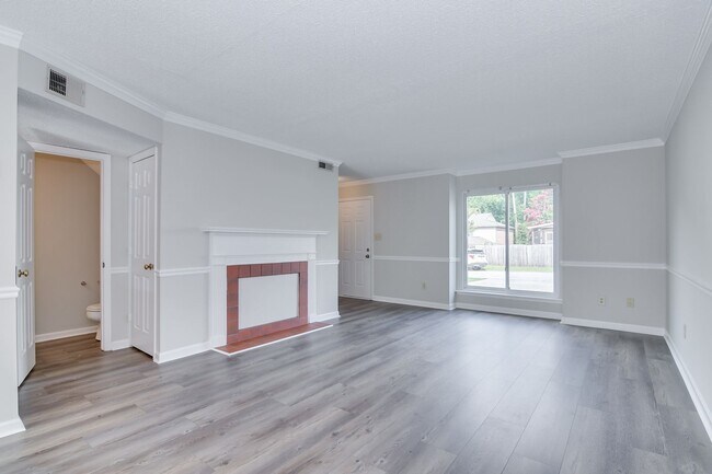 Building Photo - 2 Bed Townhouse!