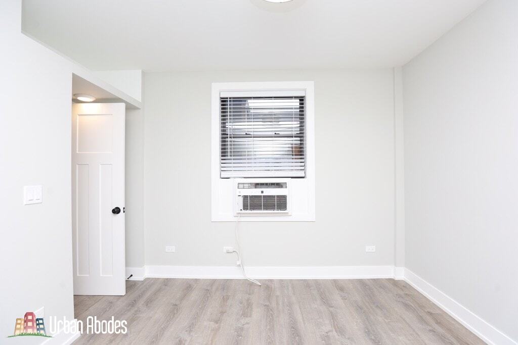 Building Photo - 515 W Belmont Ave